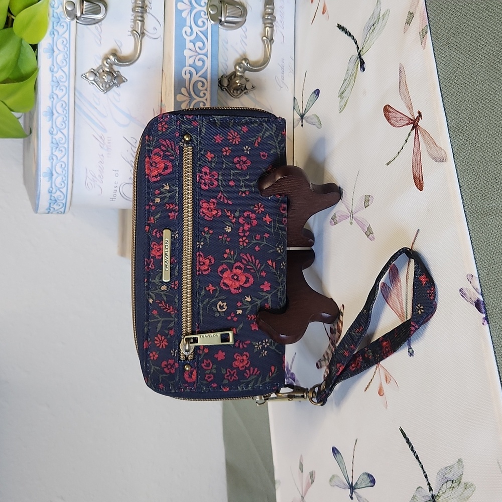 Travelon Navy Rose Wristlet NWOT